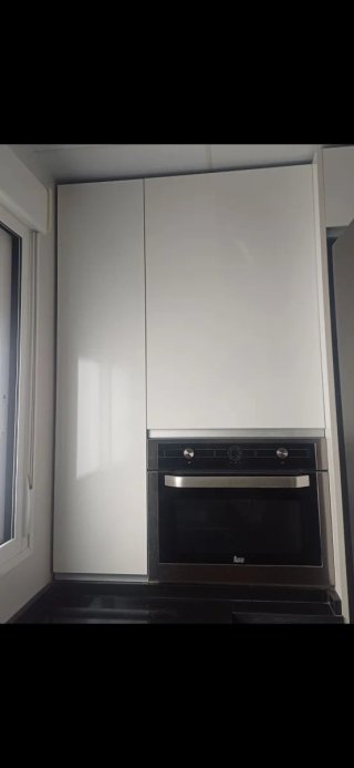 Muebles de cocina plateados y blancos