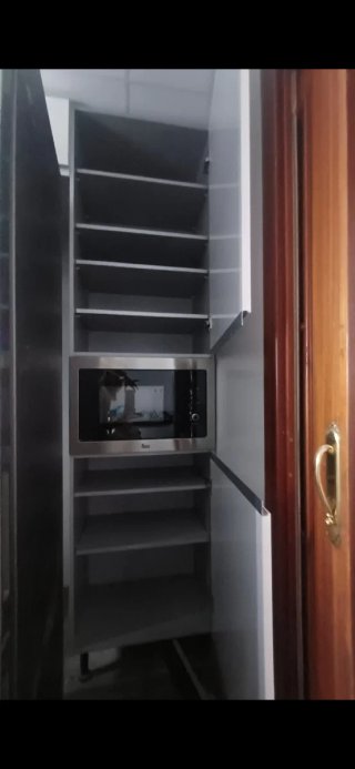 Muebles de cocina plateados y blancos