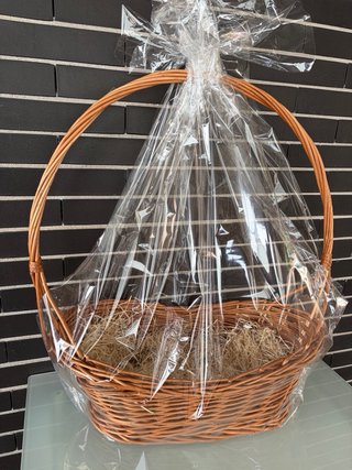 Cesta de mimbre con asa, envoltorio y relleno