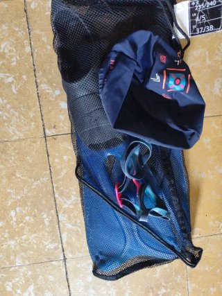 Aletas de buceo azules con bolsa