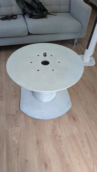 Mesa de bobina de madera blanca