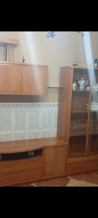Mueble de salón de madera y cristal