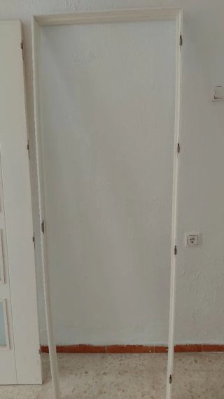 Puerta blanca con 4 cristales