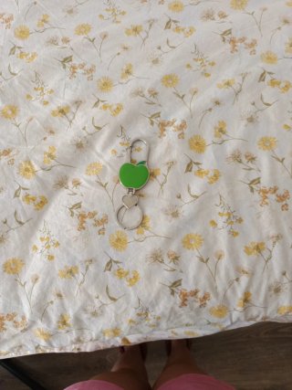Mosquetón manzana verde y plata