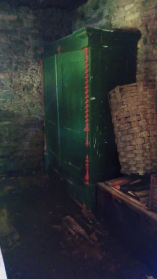 Armario de madera maciza para restaurar