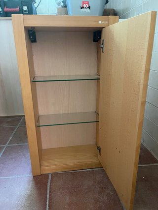 Armario de madera con baldas de cristal
