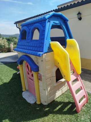 Casita infantil con tobogán