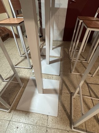 Set de Mesas altas y taburetes