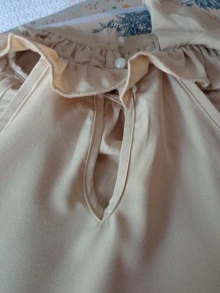 Blusa beige donna con scollo halter e volant