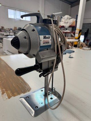 Máquina de corte vertical Mack KM