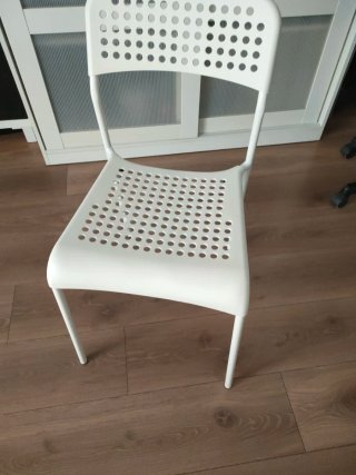 Silla Ikea blanca de plástico