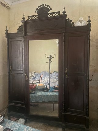 Armario antiguo de madera con espejo