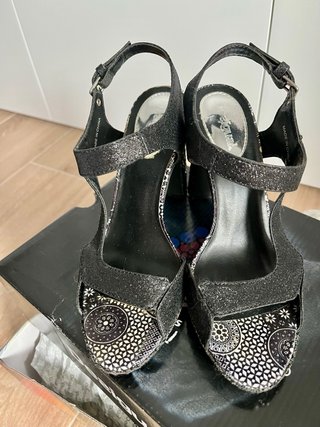 Sandalias de tacón Desigual negras