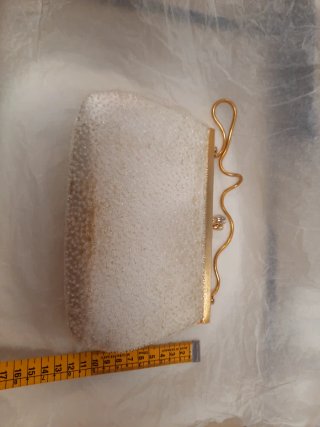 Bolso de mano blanco con cadena dorada