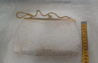 Bolso de mano blanco con cadena dorada