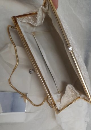 Bolso de mano blanco con cadena dorada