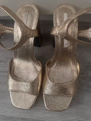 Sandalias Zara Talla 41 Doradas