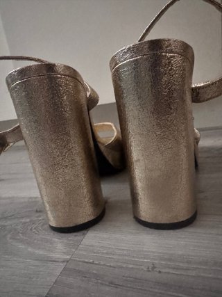 Sandalias Zara Talla 41 Doradas