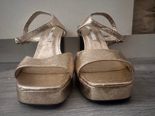 Sandalias Zara Talla 41 Doradas