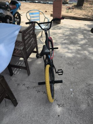 Bicicleta BMX Negra Ruedas Colores