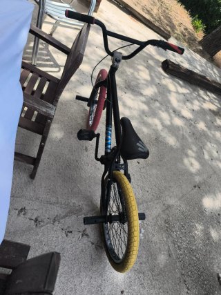 Bicicleta BMX Negra Ruedas Colores