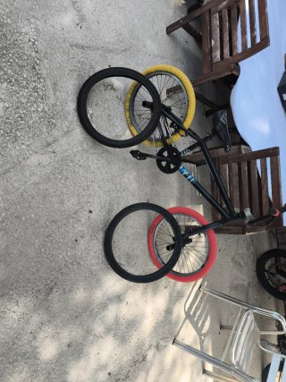 Bicicleta BMX Negra Ruedas Colores