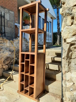 Mueble Botellero de madera con estantes