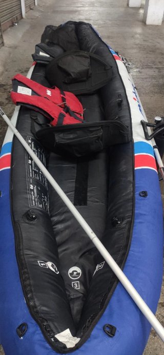 Kayak hinchable Mistral con 2 chalecos de regalo.