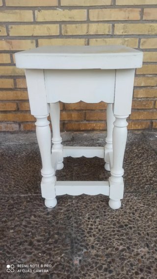 Mesita de noche de madera blanca y natural