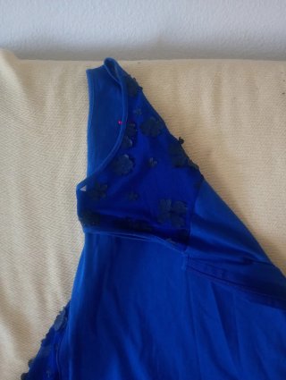 Vestido azul con detalles florales