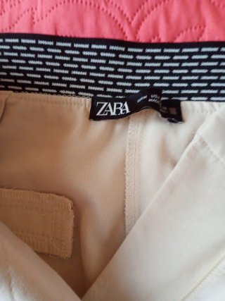 Pantalón beige con detalle