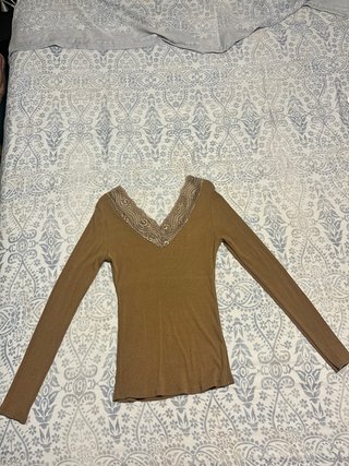 Camiseta canalé camel con encaje