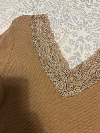 Camiseta canalé camel con encaje