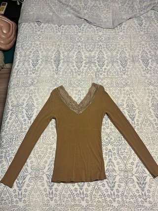 Camiseta canalé camel con encaje