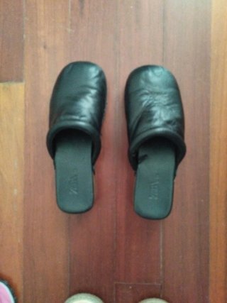Zuecos  de zara talla treinta y dos