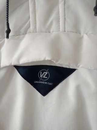 Cazadora canguro blanca, marca JVZ