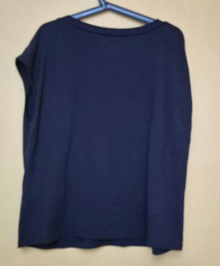 Camiseta azul con corazones rojos