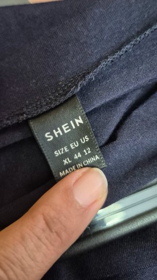 Camiseta azul con corazones rojos