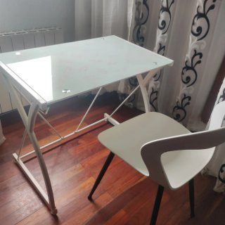 Mesa escritorio cristal y silla juvenil