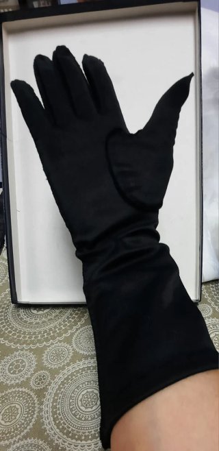 Guantes largos negros con pedrería