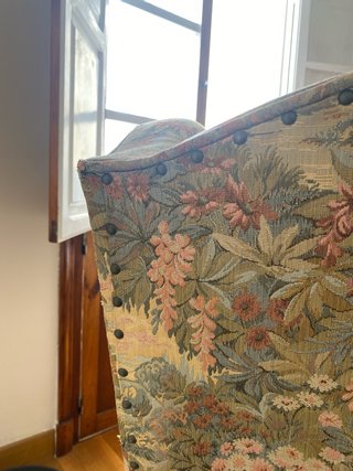 Sillón orejero clásico floral