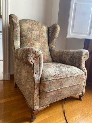 Sillón orejero clásico floral