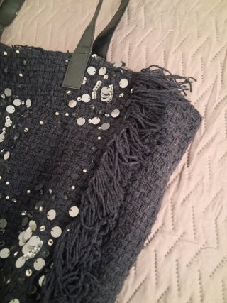 Bolso negro con lentejuelas y flecos