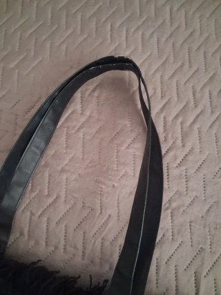Bolso negro con lentejuelas y flecos