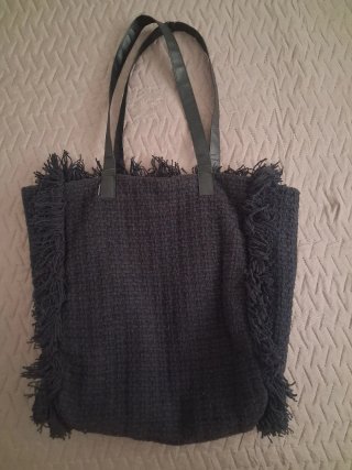 Bolso negro con lentejuelas y flecos