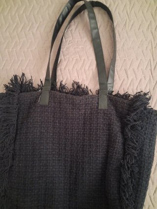 Bolso negro con lentejuelas y flecos