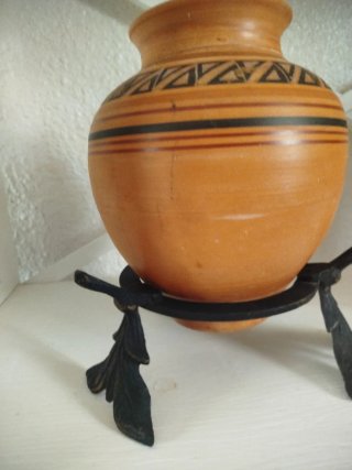 Jarrón de cerámica con soporte