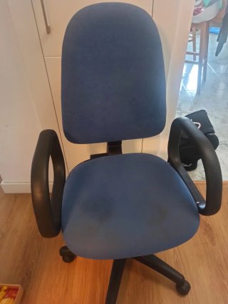 Silla de oficina azul y negra
