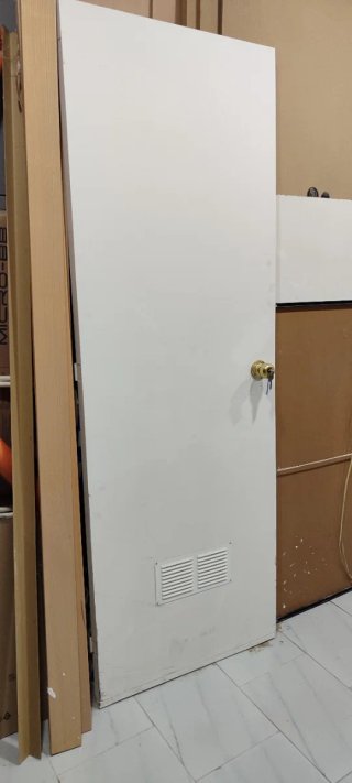 Puerta blanca con pomo y llaves
