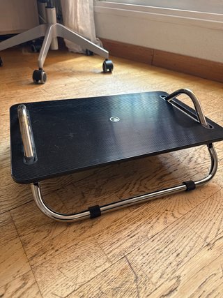 Reposapiés IKEA oficina negro y plateado